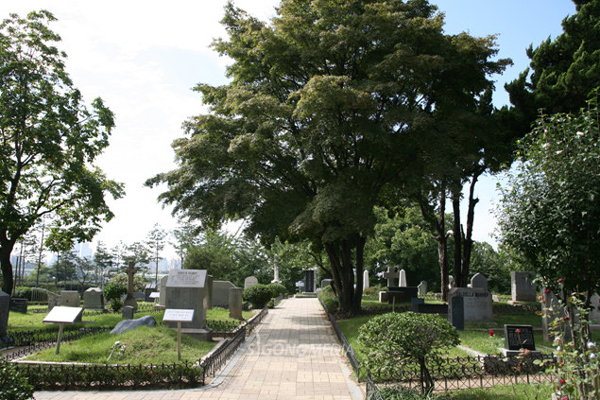 양화진외국인선교사묘원에는 145명의 외국인 선교사와 그 가족이 잠들어 있다.