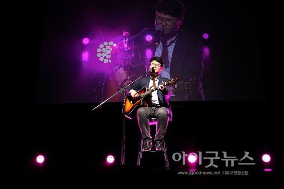 2015 SIAFF 개막공연에서 한웅재 씨가 노래를 하고 있다.