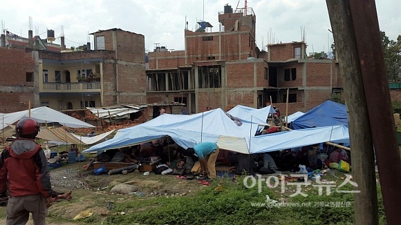 지진으로 대피해 있는 카트만두 주민들. 사진제공 월드비전.