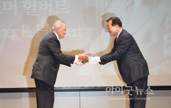 헐버트 선교사의 손자 브루스 헐버트 씨가 '제1회 서울 아리랑상'을 대신 수여하고 있다.