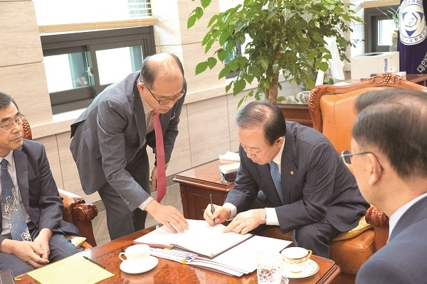 지난 9일 총회 업무 인수인계식이 열렸다. 장종현 총회장은 회계장부를 비롯한 서류 일체를 넘겨받고 공식 업무를 시작했다.