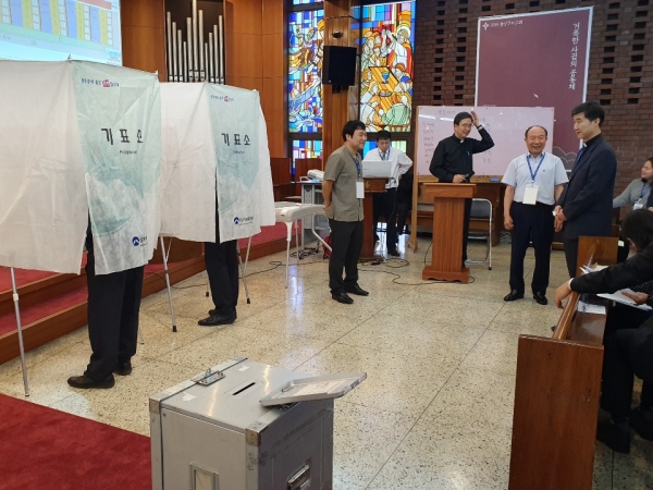 루터회는 첫날 선거를 통해 국문서기, 영문서기, 회계, 실행위원 6명 및 감사 2명을 선출했다.