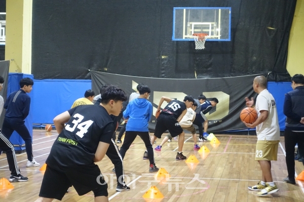 강서침례교회가 12~14일 '넥스트 레벨 농구 캠프'를 개최했다. 사진은 첫날인 12일 서초 무지개 체육관에서 JBJ바스켓볼클럽 이항범 대표와 함께하는 스킬 트레이닝 모습.