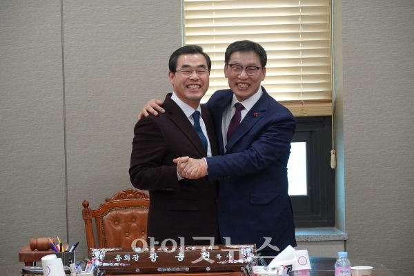 대전노회가 양측의 합의를 이끌어 냈다. 지난 1월 먼저 서명한 이주훈-박경배 목사.