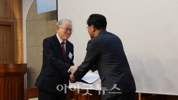 가정협 제65회 총회가 지난 20일 한국기독교회관 조에홀에서 진행됐다. 이날 총회에서는 임규일 목사(왼쪽)가 신임 회장으로 취임했다.