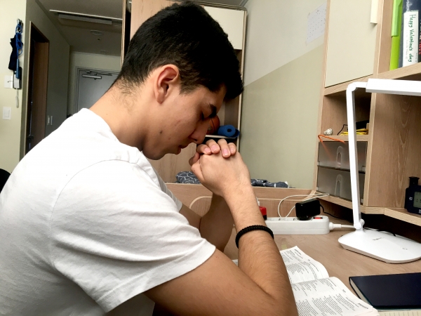백석대학교 학내 구성원들은 코로나19 조기종식을 위해 중보기도하고 있다. 멕시코 출신 ICT학부 에드와르도 루이스 씨(21세, 남)도 머문 곳에서 매일 기도를 잇고 있다.
