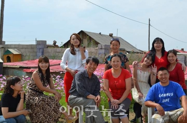 몽골 학교에서 일할 때 선생님들과 함께한 어르헝 선교사(왼쪽 첫 번째).