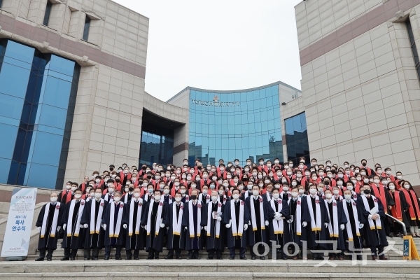 코로나19로 인해 연기됐던 한국독립교회선교단체연합회 제41회 목사안수식이 지난 25일 서울시 양재동 횃불선교센터에서 진행됐다.