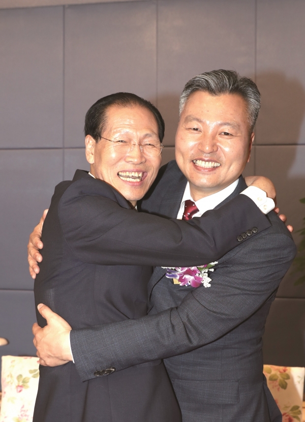 이영환 원로목사(왼쪽)와 김종진 위임목사가 서로 포옹하며 아름다운 섬김을 약속했다.