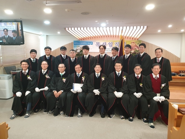 서초노회는 지난 13일 만강교회에서 9명의 목사임직식을 거행했다.