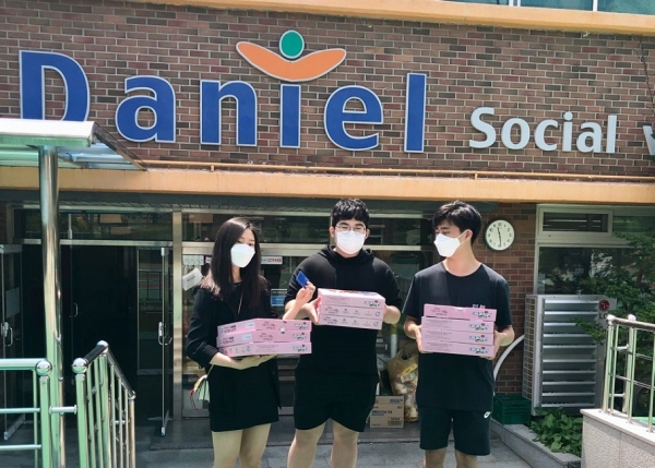 다니엘학교를 방문해 치킨을 전달한 한국외국인학교 11학년생인 최윤서, 박경륜, 이혁진 학생들.