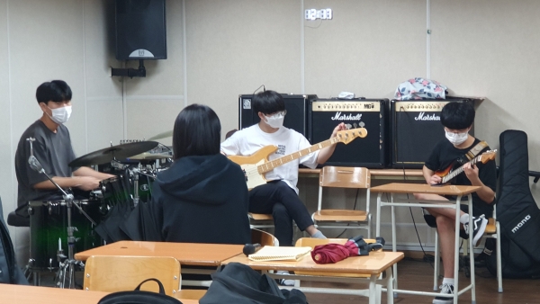 서울실용음악고등학교는 외부의 학교 흔들기에도 불구하고 정상적인 학사일정을 소화하고 있다.