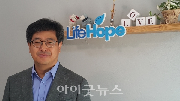 조성돈 교수는 실천신대 교수이자 기독교자살예방센터 라이프호프의 대표를 맡고 있다. 조 교수는 한국교회의 미래를 염려하며 사회와의 소통을 위한 다리 역할을 감당하고 싶다고 말했다.