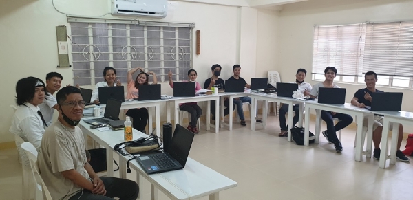 필리핀아가페신학교 신학생들이 온라인 수업을 받고 있다.
