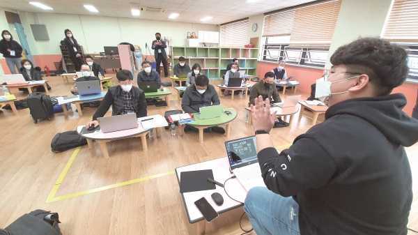 지난달 25일 천안 백석대학교회에서 개최된 영상교육 세미나에서 목회자들이 실습 위주 교육을 열심히 받느라 여념이 없다.