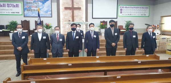 서울노회 신임원들이 노회원들에게 인사하고 있다.