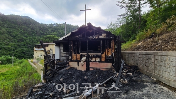 지난 17일 화재 피해를 입은 평창비전교회 모습. 증경 노회장 이주만 목사가 최근 피해 규모를 파악하고 피해자를 위로하기 위해 현장을 찾았다.