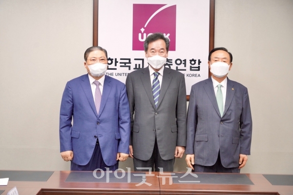 이낙연 전 총리(가운데)가 지난 3일 한국교회총연합을 방문해 소강석 목사(사진 왼쪽)·장종현 목사(사진 오른쪽)와 대화를 나눴다.