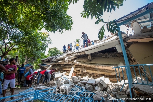 아이티에 규모 7.2의 강진이 발생했다. 지진으로 부서진 시내 건물들의 모습.