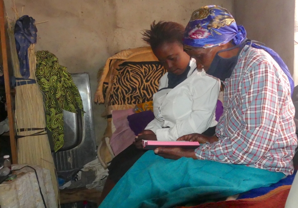 성서공회는 펜데믹으로 인해 더 많은 도움이 필요해진 이들 가정에 성서와 음식, 마스크를 제공하면서 위기를 극복하도록 돕고 있다. 짐바브웨성공회에서 기증받은 새 성경을 읽고 있는 세티 환데(Setty Hwande).