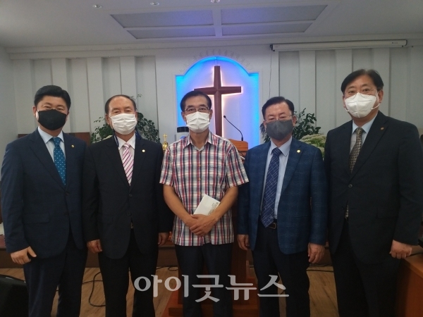 총회 임원들이 지난 24일 제천 신리교회(왼쪽 사진)와 평창 비전교회를 위로 방문했다.