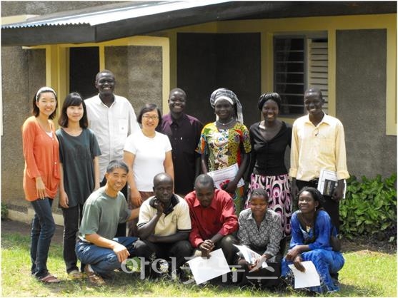 우간다 현지인들과 함께한 송인진 선교사(아래줄 왼쪽 첫 번째)