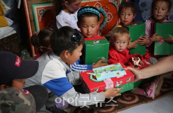 지난해 OCC 박스를 전해 받은 몽골 아이들의 모습.