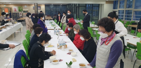 송촌교회 성도들이 정성껏 마련한 음식을 나누기에 앞서 목회협력지원센터 총무 공규석 목사가 감사기도를 하고 있다.