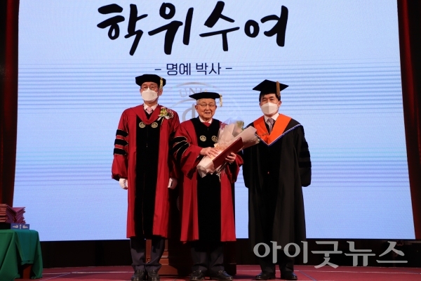 극동방송 이사장 김장환 목사가 지난 18일 세종대학교에서 명예문학박사 학위를 받았다.