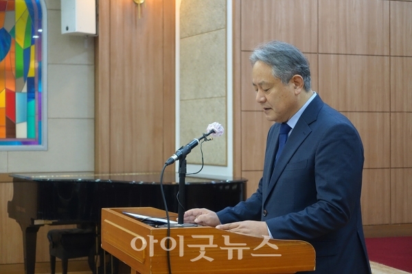 한국기독교교회협의회 이홍정 총무가 지난 4일 한국기독교회관 조에홀에서 기자간담회를 열고 공식 사과를 표명했다.