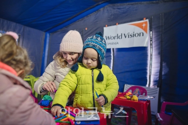 월드비전이 루마니아와 우크라이나 국경지대에서 아동들을 위한 아동친화공간을 운영하고 있다.