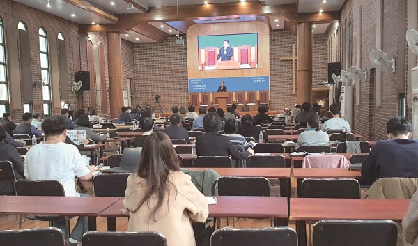‘2022년 강도사고시 합격자 연수교육’이 지난달 31일 은혜 가운데 잘 마무리됐다. 사진은 셋째 날 서울시티교회 조희서 목사가 '모두를 만족시키지 말라'는 주제로 특강을 전했다.