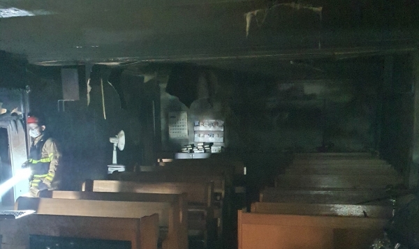 경남 김해 성광교회가 지난 3일 화재가 발생해 내부 설비와 집기를 소실되는 피해를 입었다.