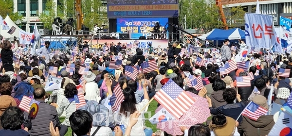 한교연이 주관한 ‘한국교회 부활절 연합예배’기 지난 17일 시청앞 광장에서 열렸다.