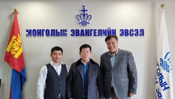 몽골복음주의협회 회장 알탄쳐지 목사(왼쪽)와 사무총장 툽신 목사(오른쪽), 몽기총 김동근 장로(가운데)가 함께 했다.