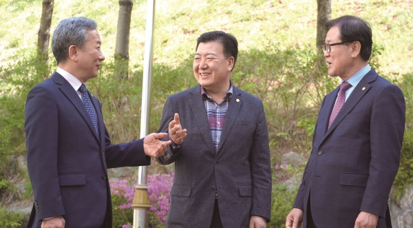 최고지도자 1기생인 탁홍식, 원형득, 박장우 장로(왼쪽부터)가 강의 내용을 나누고 있다.