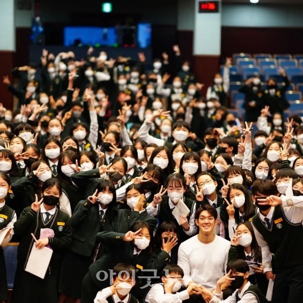 이사벨중학교 학생들과 채플 강사로 참여한 박재민 스노우보드 해설위원.