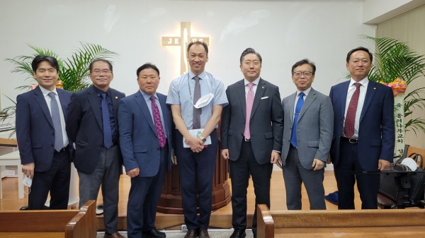 경기노회는 지난달 26일 종려나무교회 설립 감사예배를 드렸다.