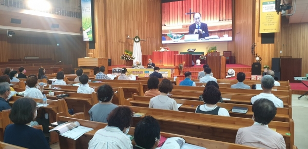 예즈덤행밥 주강사인 이대희 목사가 4회 중 첫번째 강의를 하고 있다.