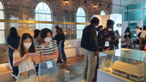 유학생들은 공주기독교역사박물관을 찾아 한국 문화와 신앙 역사를 배우는 기회를 가졌다.