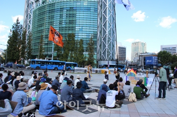 한국기독교교회협의회가 지난 24일 서울 보신각 앞에서 기후정의주일 연합예배를 드렸다.