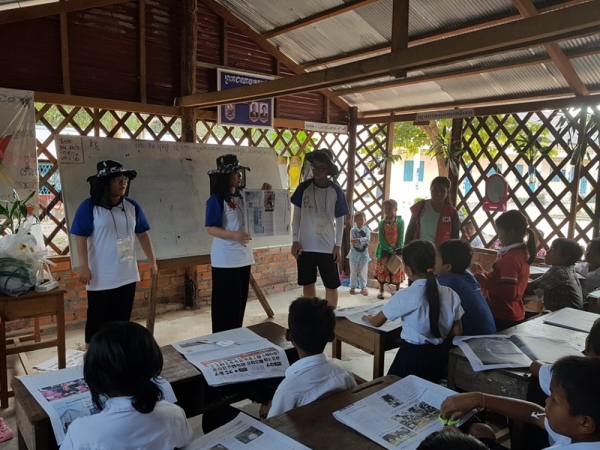 보건복지학부는 그동안 활발한 해외 봉사활동을 펼쳐왔다. 사진은 2018년 캄보디아 봉사에서 학생들이 현지 아이들에게 수업하는 모습.
