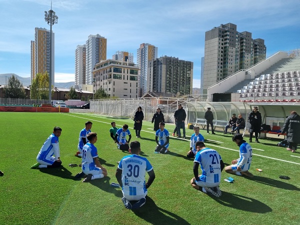 헌터스축구단 선수들이 연습에 앞서 기도하고 있다.