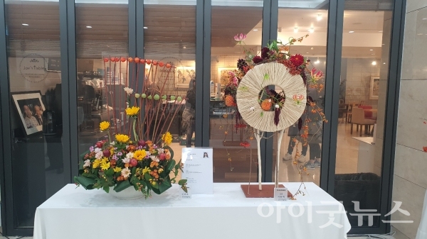 지난 19일 극동방송 1층 갤러리에서는 세계기독교꽃예술연합회 주최로 제14회 성전꽃꽃이展이 열렸다. 왼쪽 작품.
