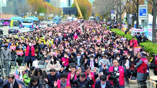 수기총 등 시민단체는 지난 13일 서울 용산 대통령실 인근에서 2022 개정 교육과정 전면 폐기를 요구하는 국민대회를 개최했다.