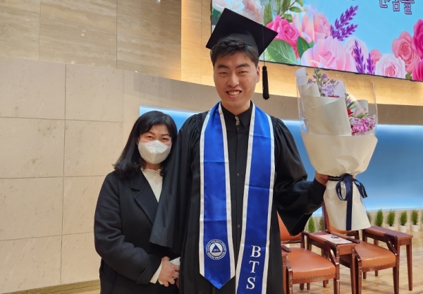 이태양 군(오른쪽)과 어머니 김혜영 씨(왼쪽)가 지난 7일 백석대학교 신학교육원 졸업 감사예배에서 기쁨으로 학사 학위를 수여 받았다.