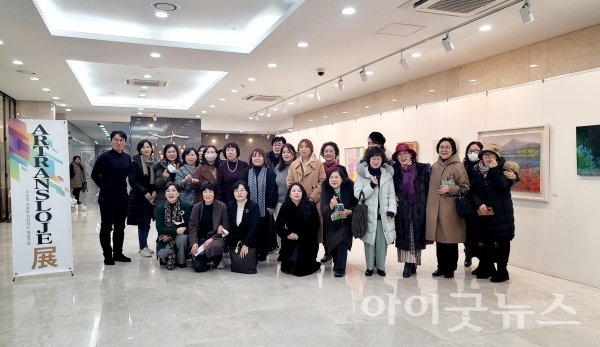 한국미술인선교회(회장:정두옥, 이하 한미선) 주최로 제9회 아트랜스로지전이 ‘주님의 사랑을 전달하는 예술가들’이라는 주제로 지난 26일부터 3월 1일까지 극동갤러리에서 열린다.
