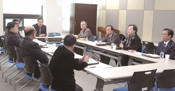 정치국이 지난 7일 회의를 열고 교단 가입자 심사 상황을 점검하는 한편 효율적인 진행방안을 논의했다.