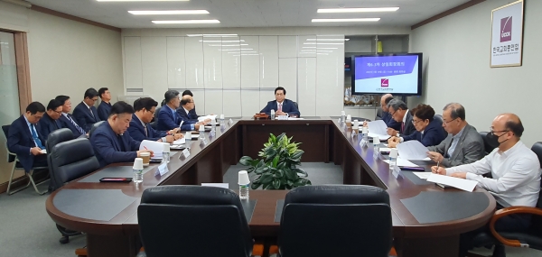 한국교회총연합은 지난 19일 상임회장 회의를 열고 연합기관 통합 추진의 건을 결의했다.