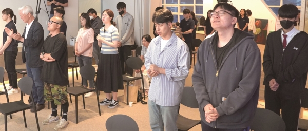 지난 18일 김포 움직이는교회에서 진행된 세이레평화기도회에서 청년들이 한반도 평화와 복음통일을 위해 뜨겁게 기도하고 있다.